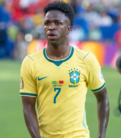 Title: Vinícius Júnior em ação pelo Brasil contra Marrocos na Copa de 2026. - Description: Vinícius Júnior em ação pelo Brasil contra Marrocos na Copa de 2026.